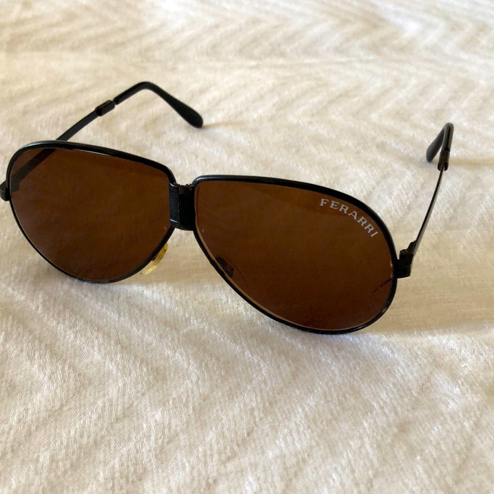 Vintage Folding Ferrari Glasses – Timeless Elegance Meets Functionality